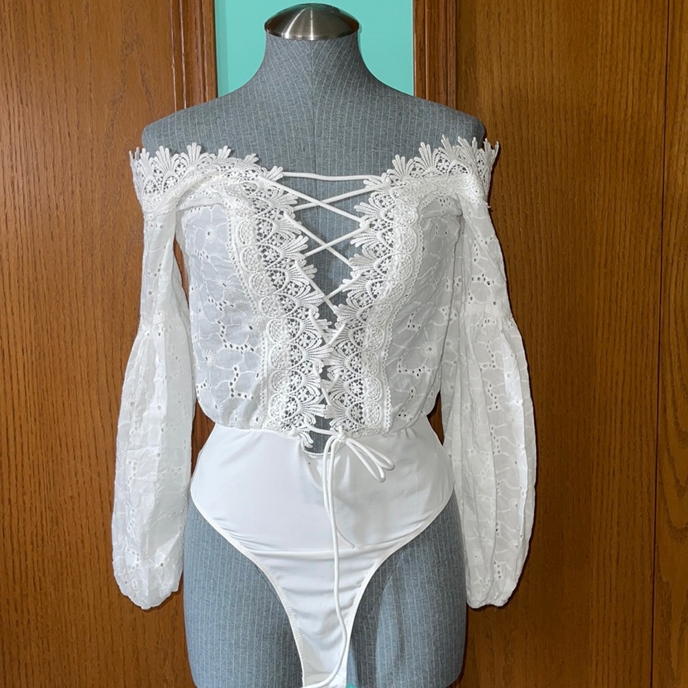 NWOT Lace Trim Embroidered Bodysuit